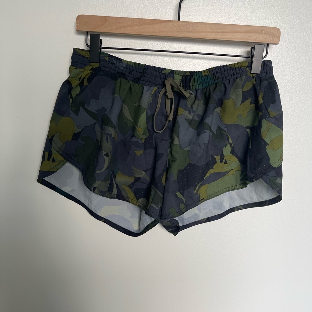 Old Navy Go Dry Mid-Rise Dolphin Hem Run Shorts For Women Dot Camo - Picture 4 of 8